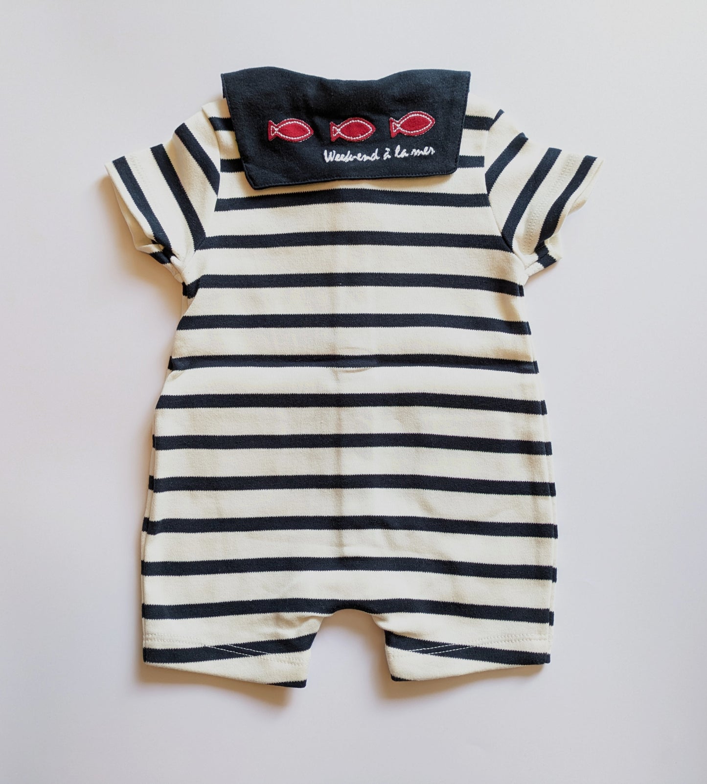 Maritimer Strampler mit Matrosenkragen