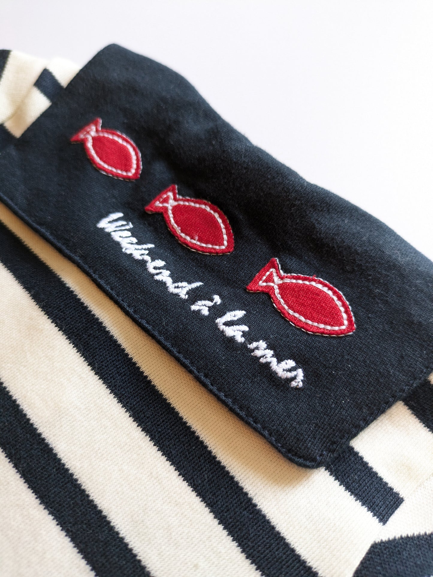 Maritimer Strampler mit Matrosenkragen