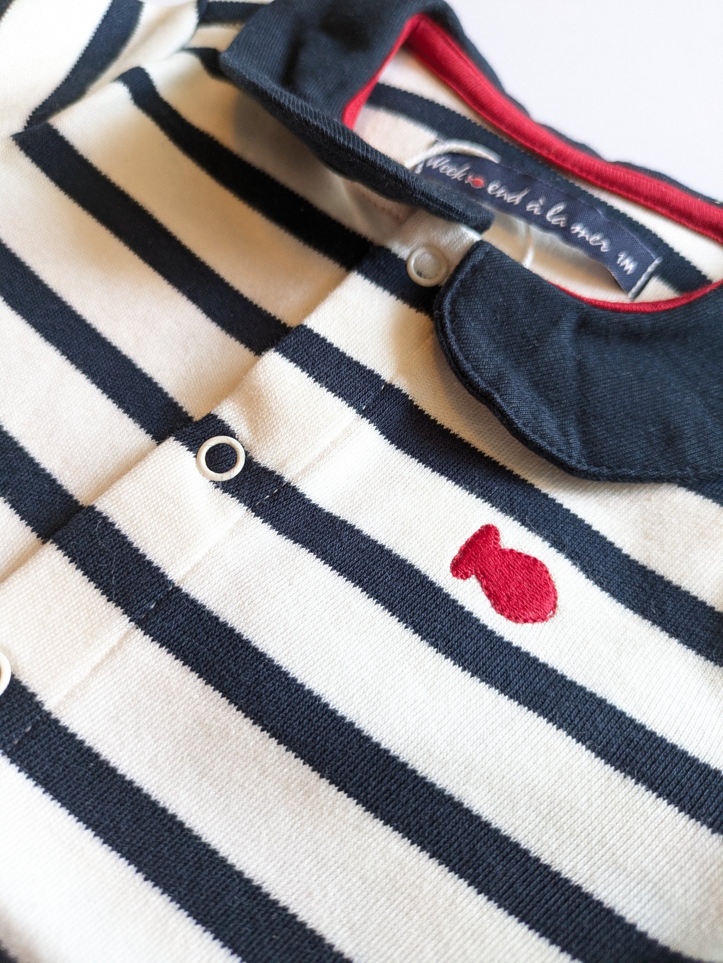 Maritimer Strampler mit Matrosenkragen