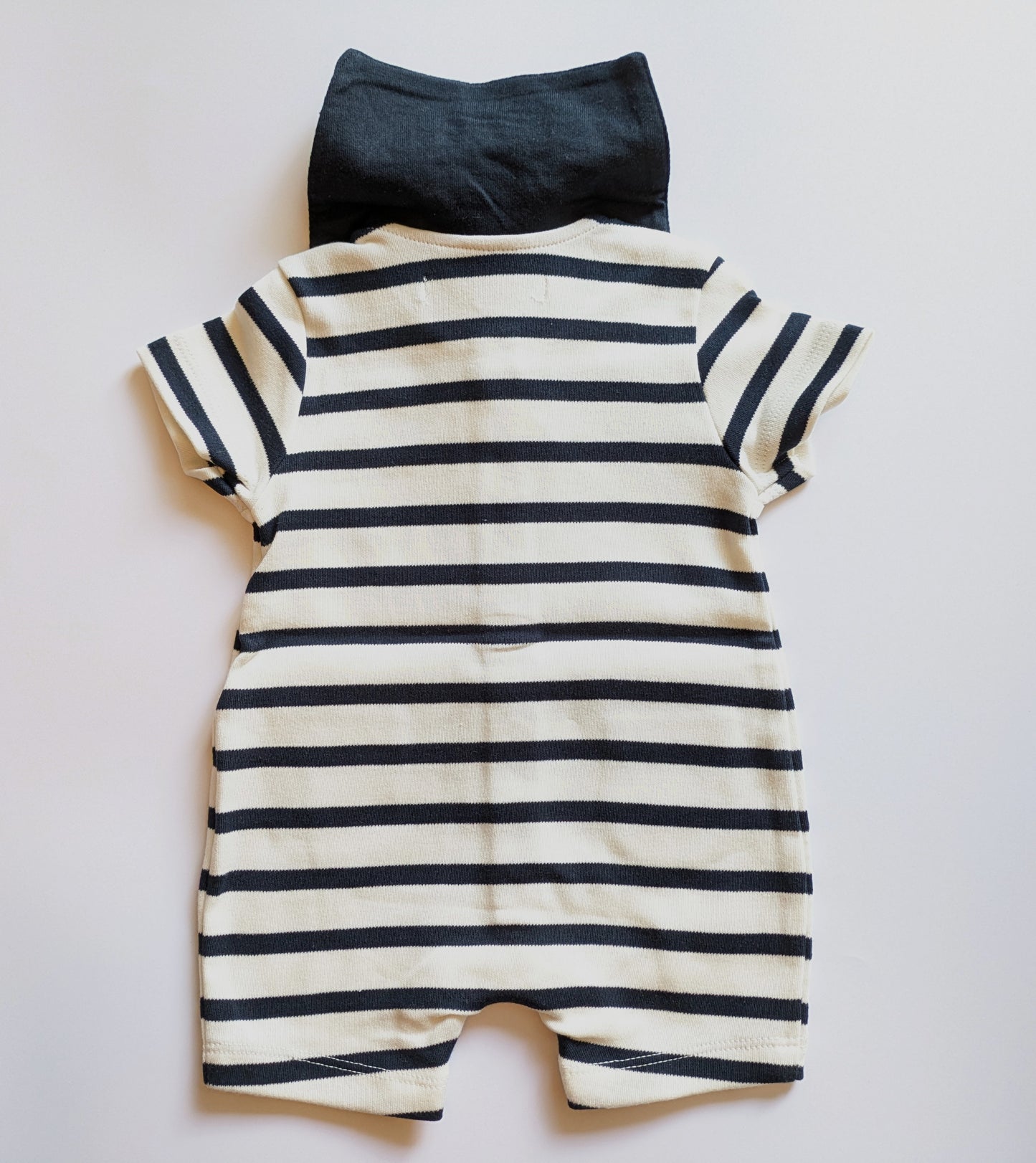 Maritimer Strampler mit Matrosenkragen