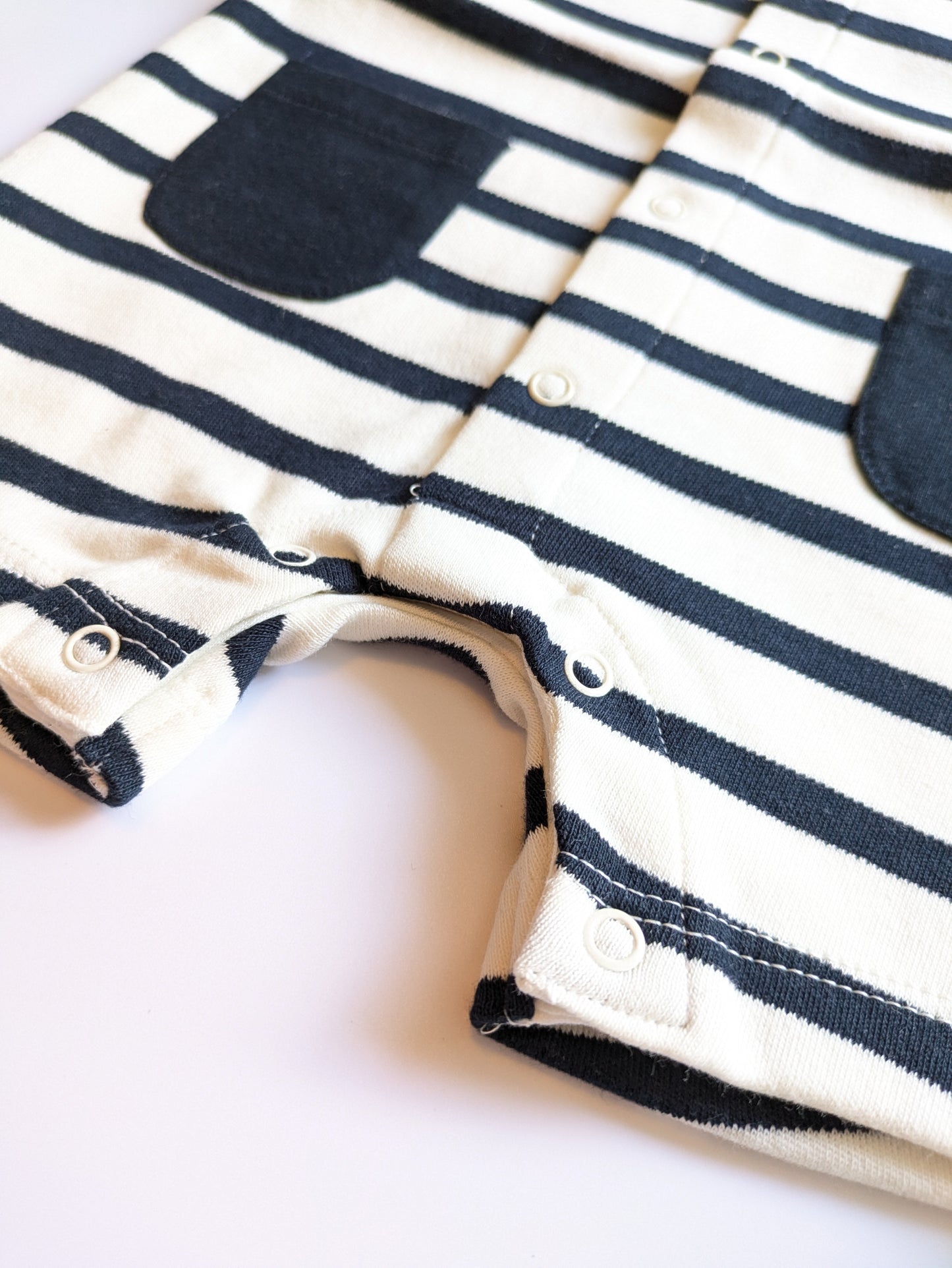 Maritimer Strampler mit Matrosenkragen